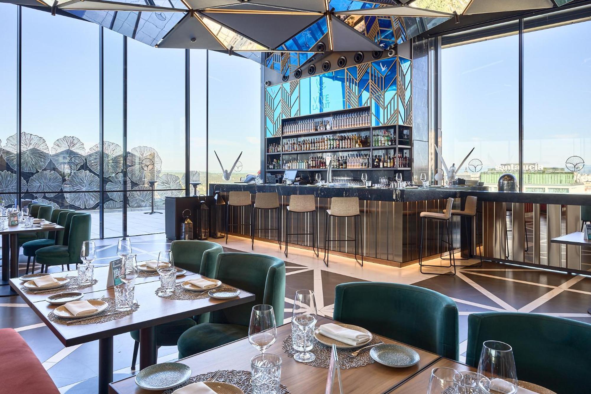Vp Plaza Espana Design Madrid Eksteriør bilde The bar at the top of the hotel